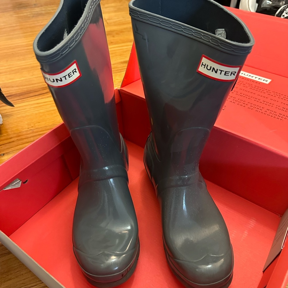 HUNTER Gray Mid Calf Rain Boots Women’s Size 7. Gently used, lots of life left.
